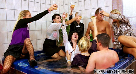 naked women hot tub. Photo #2
